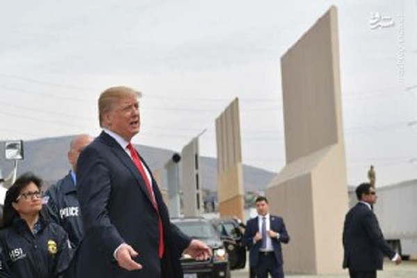ریزش بخشی از دیوار مرزی کالیفرنیای آمریکا در اثر وزش باد!/ مصادره زمین های خصوصی برای ساخت دیواری غیر قانونی