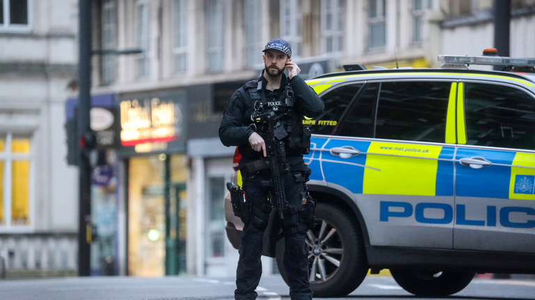 درگیری در ایستگاه یوستون لندن/آمارهای جامع افزایش جنایات و  چاقو کشی در انگلیس را نشان می دهد