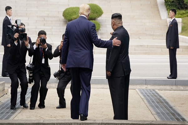 نوازشگری ترامپ در ملاقات با دیکتاتور کره شمالی/ خشم شدید دموکرات ها نسبت به دیدار کیم و ترامپ