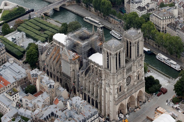هشدار معمار کلیسای نوتردام در مورد فرو ریختن طاق این بنای تاریخی/ بلندپروازی مکرون انتقادها را برانگیخت