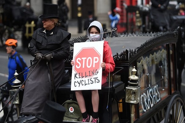 تشییع جنازه صدها دوچرخه سوار معترض در مرکز لندن! + تصاویر