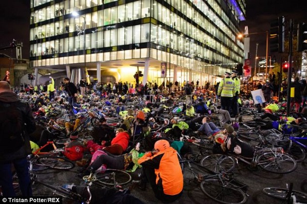 تشییع جنازه صدها دوچرخه سوار معترض در مرکز لندن! + تصاویر