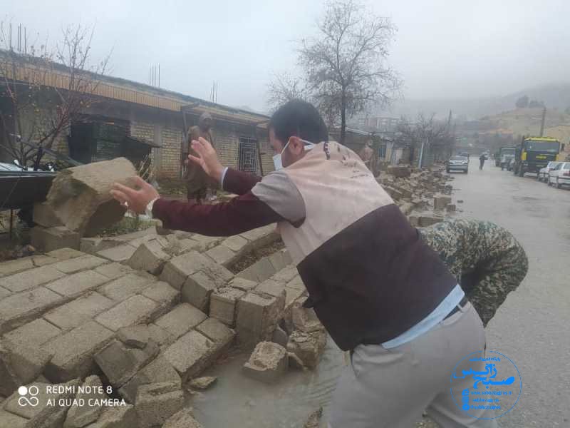 نیروهای بسیجی و سپاه همچنان پای کار مردم در مناطق زلزله زده+تصاویر