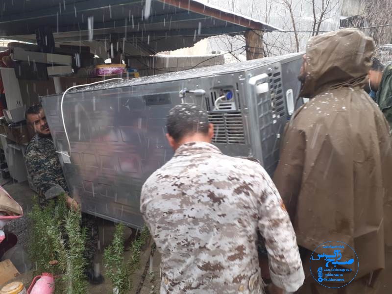 نیروهای بسیجی و سپاه همچنان پای کار مردم در مناطق زلزله زده+تصاویر