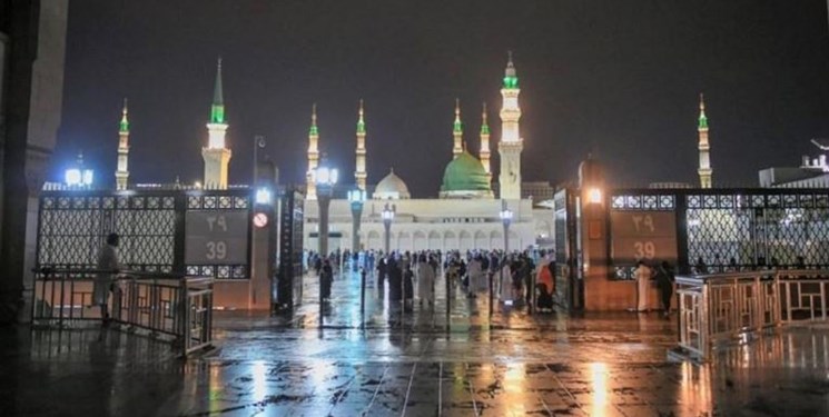 خوشحالی زائران از بارش رحمت الهی در مسجدالنبی(ص) +فیلم