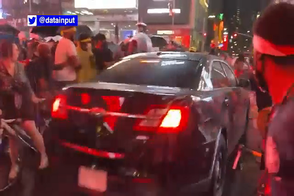 حمله معترضان آمریکایی به خودروی در حال حرکت در میان جمعیت