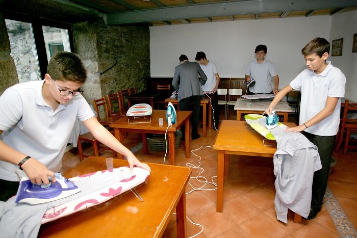 آموزش نظافت، آشپزی و خیاطی به پسران محصل اسپانیایی + تصاویر