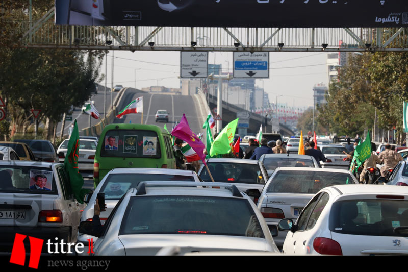 کاروان خودرویی مردم کرج در اعتراض به اهانت مکرون به پیامبر اکرم(ص) برگزار شد + تصاویر