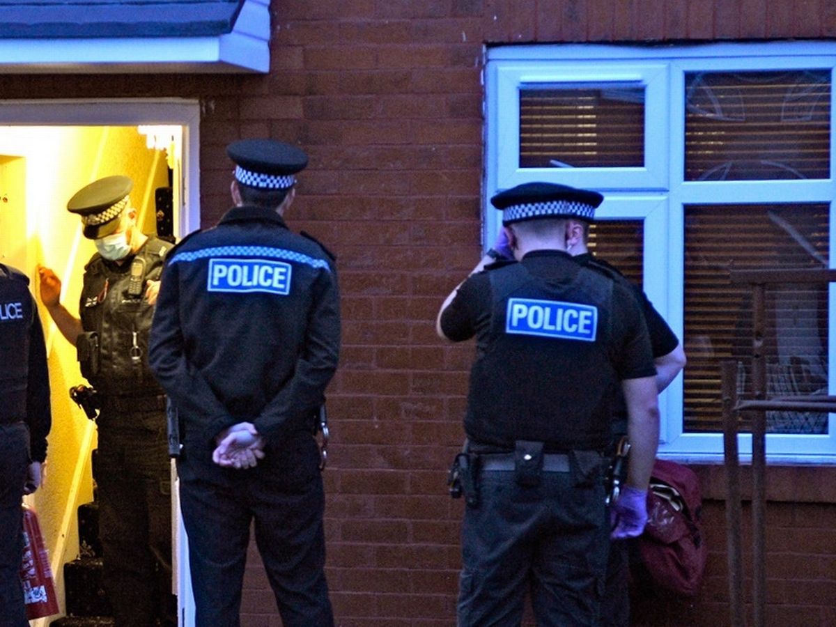 حمله پلیس انگلیس به خانه شهروندان!/ وجود جرائم بسیاری در خیابان های انگلیس از چاقوکشی و معامله مواد مخدر تا زورگیری و پرتاب آتش به سمت کودکان و پلیس