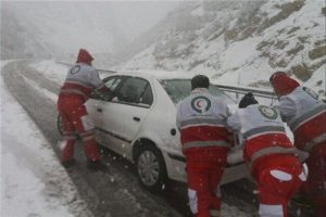 هلال احمر ۱۵ دستگاه خودرو گرفتار در برف البرز را رها سازی کرد
