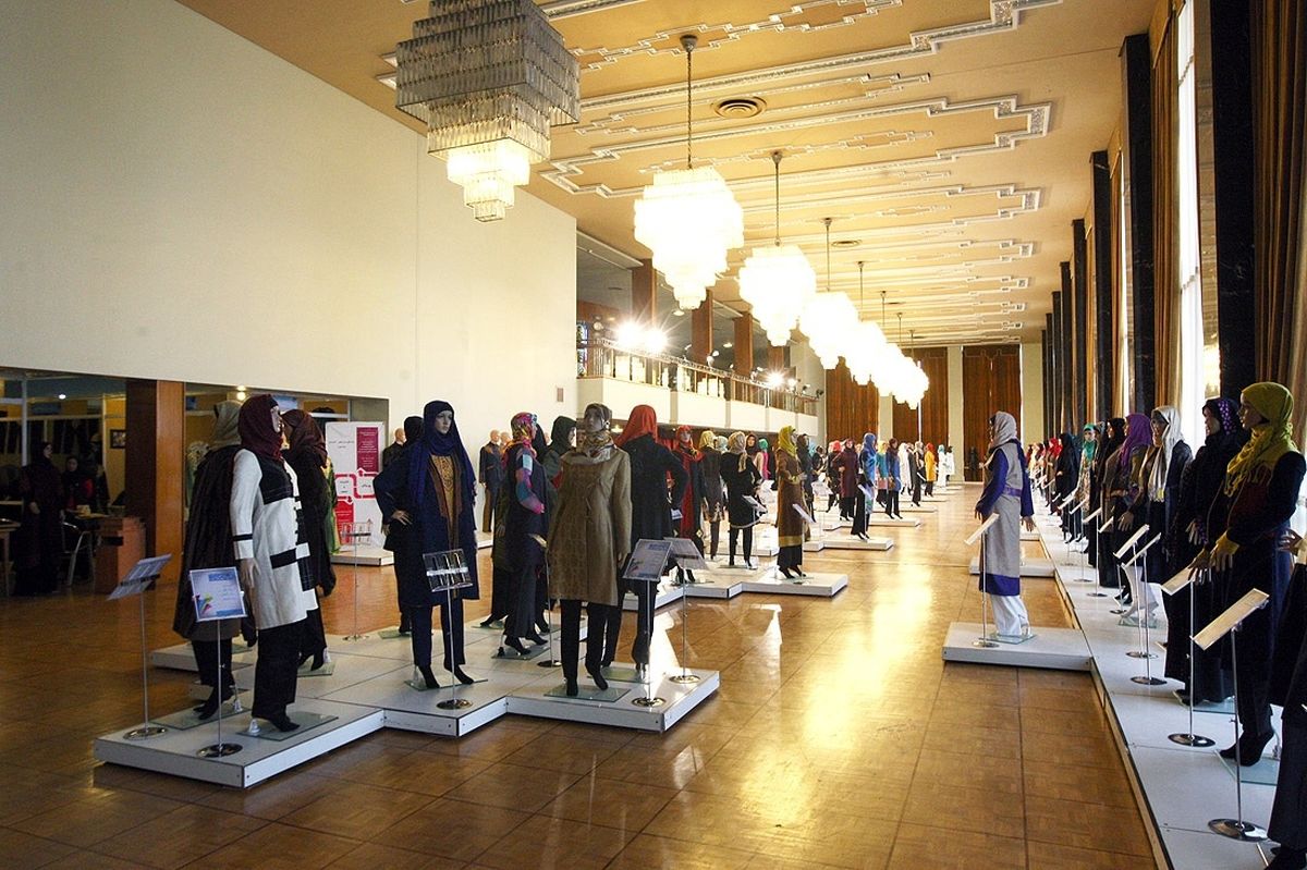 ​البرز جامه نمایشگاه فصلی پوشش اسلامی را بر تن کند/ مشتریان لباس سنتی کرج در تهران