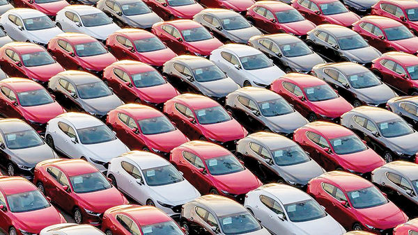 بازار خودرو در دست دلالان افتاد/ ریزش ۱۰ میلیون تومانی قیمت ها