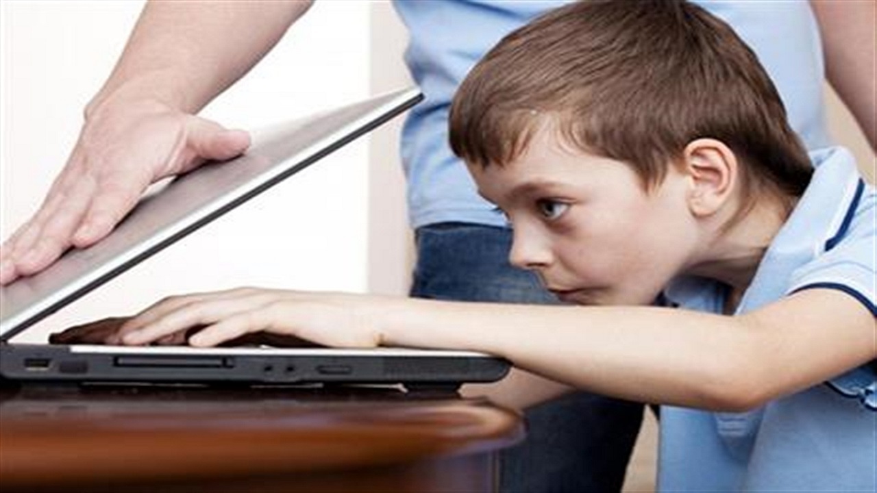 الزام نظارت والدین بر نحوه استفاده فرزندانشان از فضای مجازی