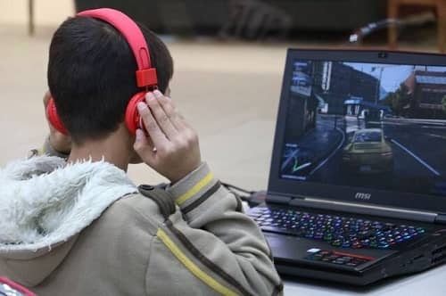 بازی های رایانه ای سلامت روانی كودكان را تهدید می كند/ همراهی و نظارت والدین بر فرزندان در بازی‌های آنلاین