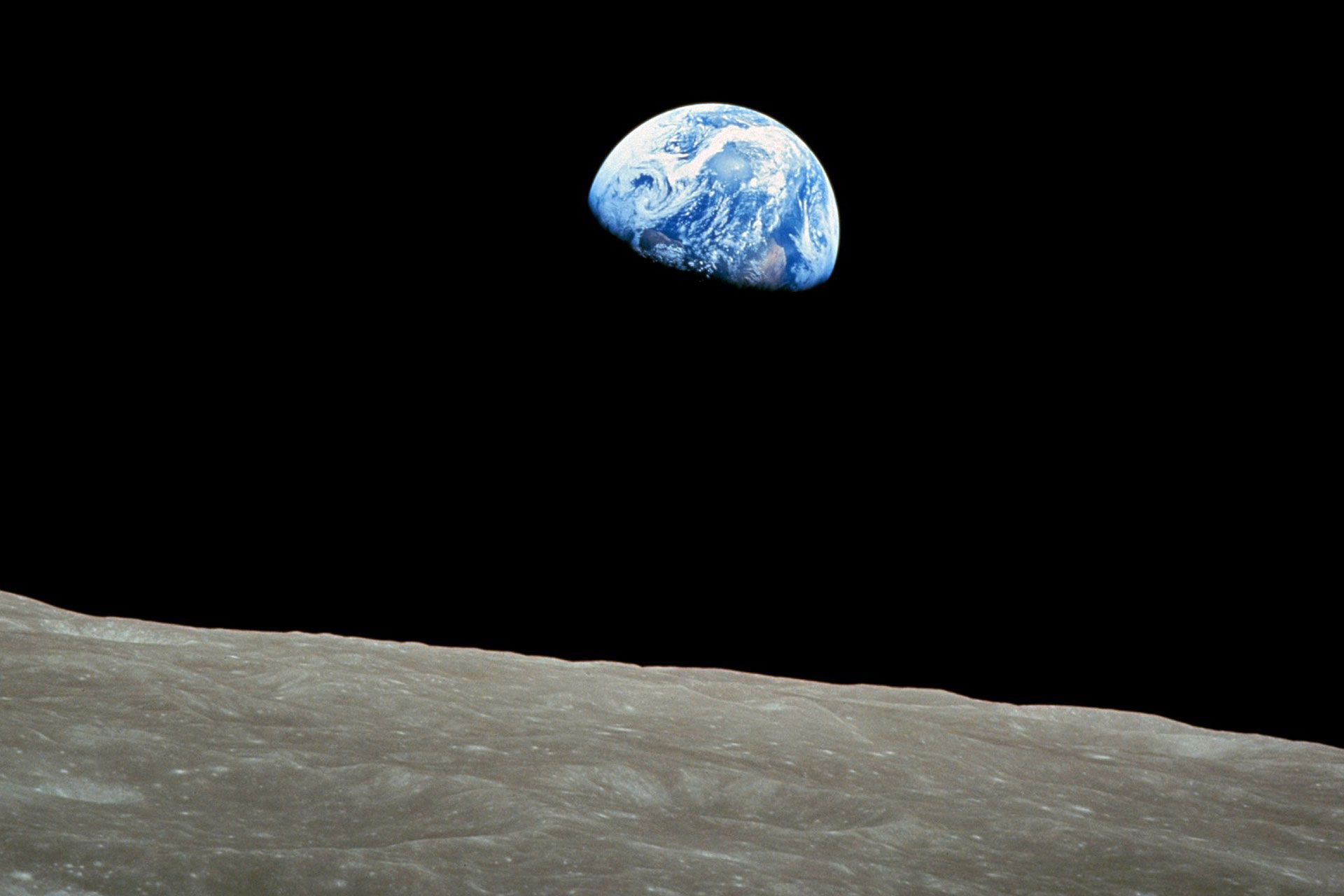 فضانورد خوش ذوق و همنشینیِ زیبای ماه و زمین + عکس