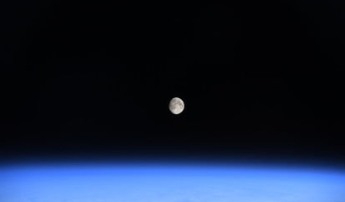 فضانورد خوش ذوق و همنشینیِ زیبای ماه و زمین + عکس