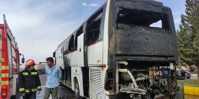 یک دستگاه اتوبوس در بلوار خلیج فارس بم آتش گرفت