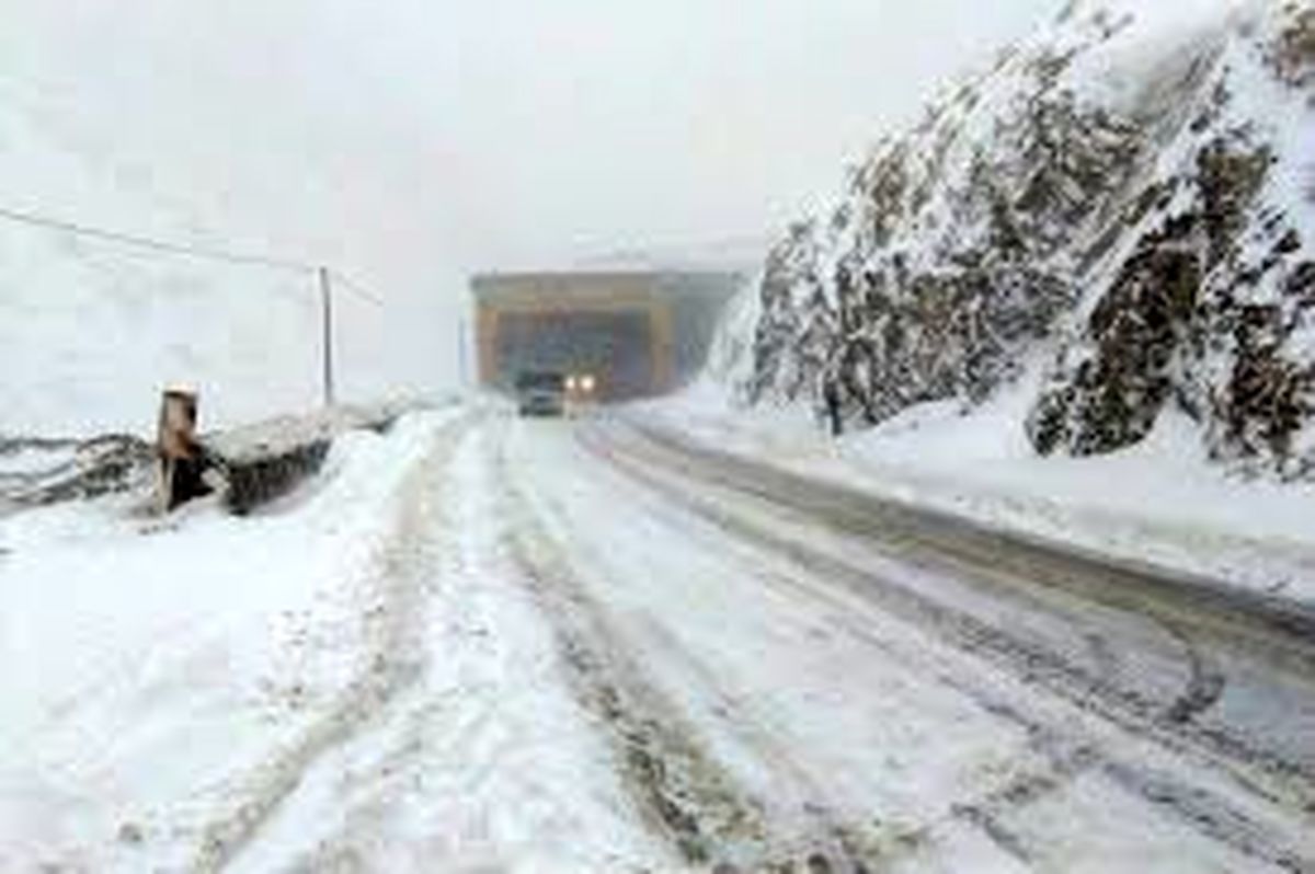 برف وکولاک جاده ی چالوس و آزادراه تهران-شمال را مسدود کرد