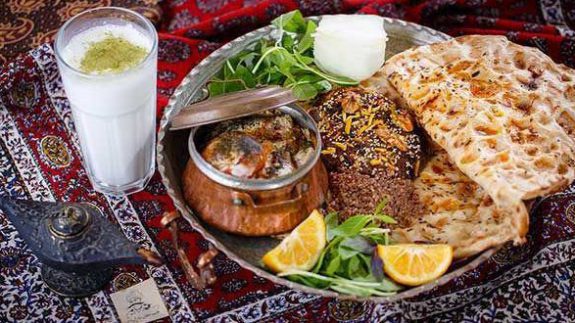 گردش در اصفهان فقط به بناهای تاریخی ختم نمی‌شود/ طعم‌ها و خوراکی‌های خاص نصف جهان در مغازه هایی که هویت این جهانشهر شده اند