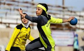 زنان مسلمان با پوشش خود به مسابقات هندبال ساحلی میروند