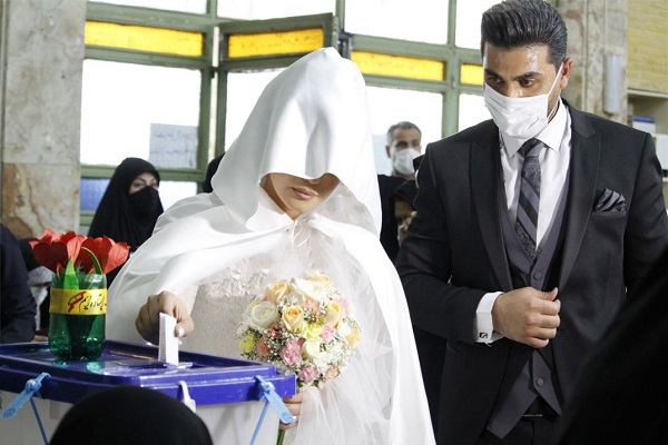 صحنه جذاب رای دادن عروس و داماد کرج +تصاویر