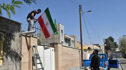سردرب منزل خانواده‌ های شهدای گلسار به پرچم ایران آراسته شد