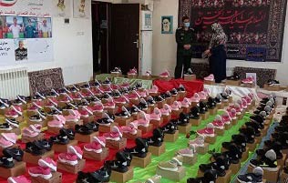 اهداء 200 جفت کفش به نیازمندان توسط پرستار جهادگر دفاع مقدس در نظرآباد