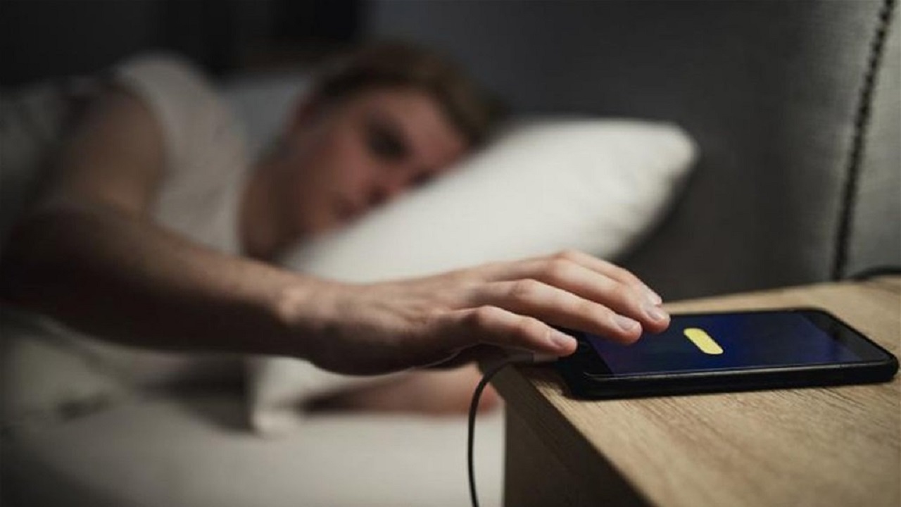 هنگام خواب، تلفن هوشمند در چه فاصله‌ای از ما باید قرار داشته باشد؟