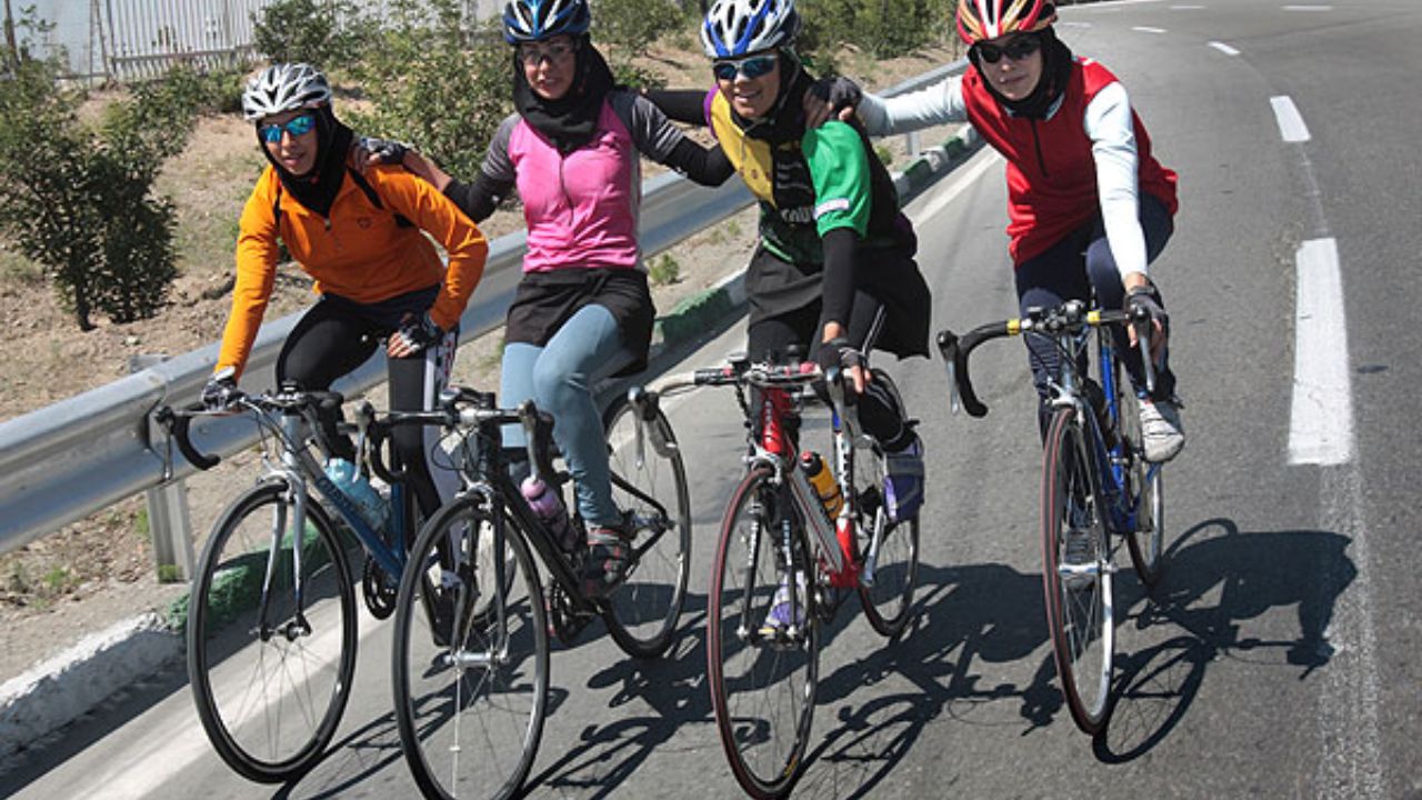 نظر وزیر ورزش درباره دوچرخه‌ سواری زنان در معابر/ خانم ها نباید از حرکت محروم باشند