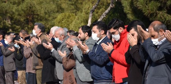 نماز باران، شکوه حضور پررنگ مردمان اصفهان برای دعایی مشترک/ شهروندان اصفهانی در کنار جگرگوشه های خود برای حل مشکلات کم آبی به درگاه خدا پناه بردند