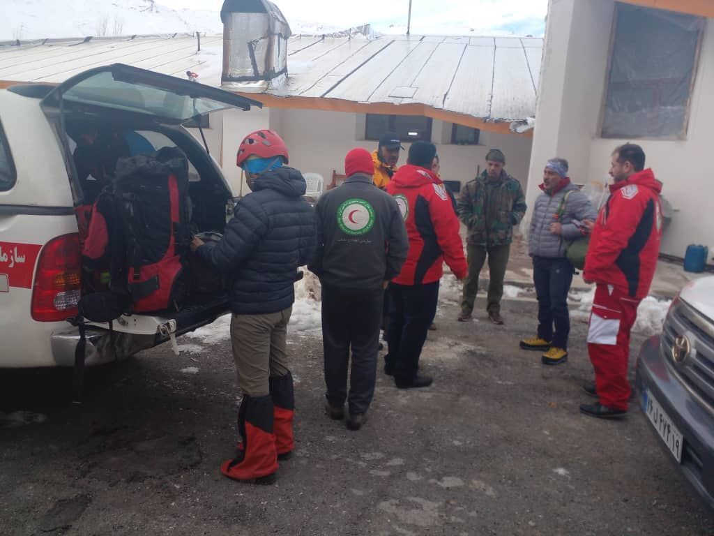 شمار نجات یافتگان ارتفاعات دیزین به ۹ نفر رسید/ یک نفر دچار حادثه سقوط شده است