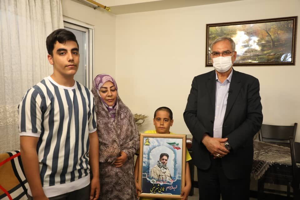 وزیر بهداشت با خانواده شهید مدافع حرم در فردیس دیدار کرد