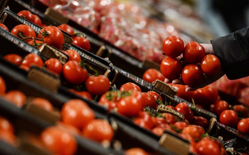 گوجه فرنگی هم در بازار کرج برای جیب مردم طاقچه بالا گذاشت/ قیمت گذاری سلیقه ای گوشت های طعم دار گرانفروشی را باب کرد