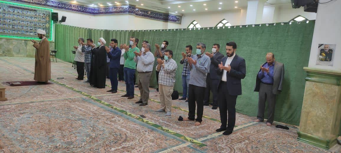 گفتگوی چهره به چهره اژه‌ای با مردم روزه‌دار و نمازگزار مسجد رضوی