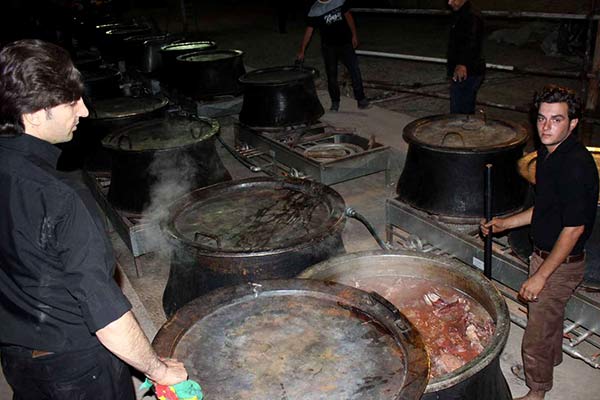 پخت و توزیع «غذاهای تلیتی» توسط یزدی‌ها در ماه میهمانی خدا