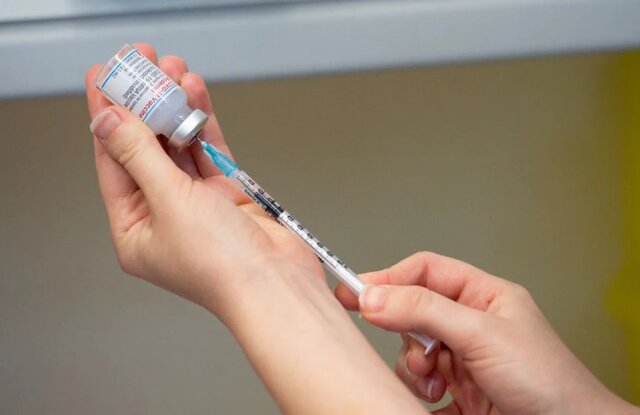 افراد بالای ۱۸ سال با بیماری زمینه‌ ای، نوبت یادآور واکسن کرونا را تزریق کنند