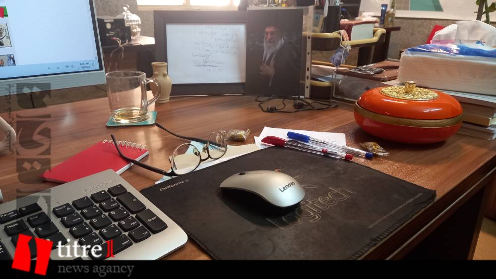 نمای میز یک خبرنگار + تصویر