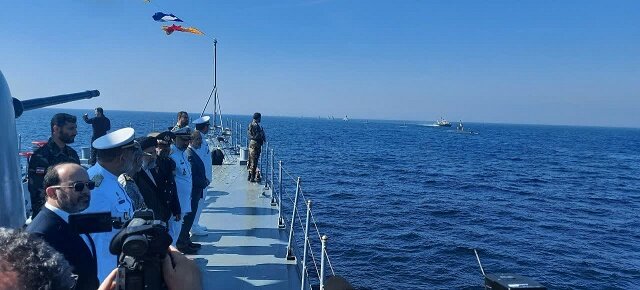 آیت الله رئیسی از رژه یگان‌ های نمونه نیروی دریایی ارتش بازدید کرد