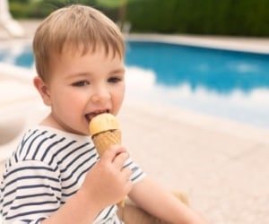 به این دلایل مهم به کودکتان زیاد بستنی ندهید! د!