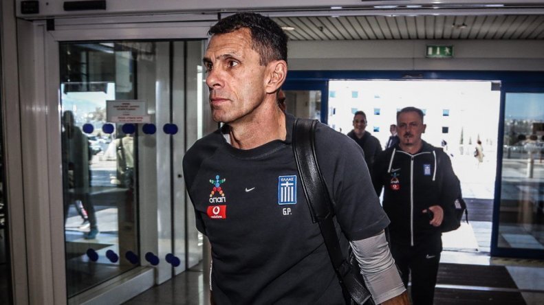 یونانی‌ها سرمربی تیم ملی را بیرون کردند