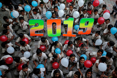 دانش آموزان در حال برگزاری جشن‌های سال نو در هند