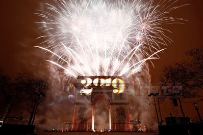 آتش‌بازی در طاق نصرت پاریس