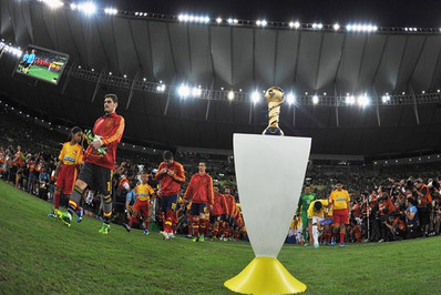ورود دو تیم برزیل و اسپانیا پیش از آغاز دیدار فینال