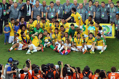 عکس یادگاری با جام قهرمانی در میانه زمین