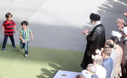 تصاویر جالب از بازی نوه‌ های رهبر انقلاب در حاشیه اقامه نماز عید فطر