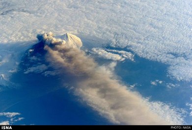 فوران آتشفشان Pavlof در قوس آتشفشانی Aleutian از نظر فضانوردان ایستگاه فضایی